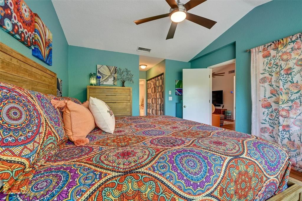 For Sale: $299,000 (2 beds, 2 baths, 1110 Square Feet)