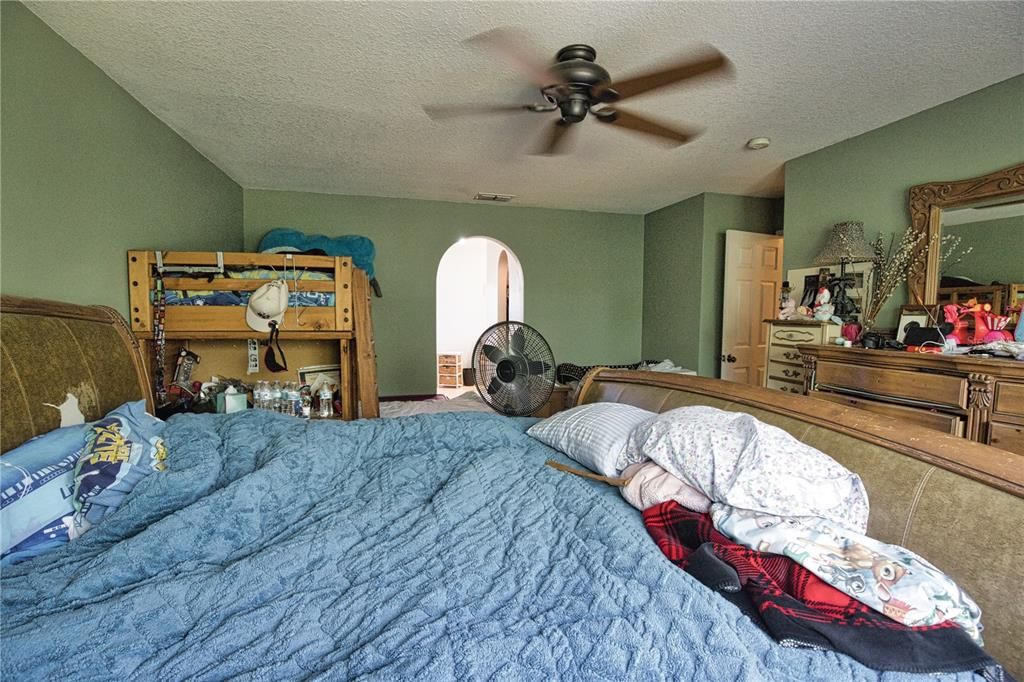 Active With Contract: $185,900 (3 beds, 2 baths, 2248 Square Feet)