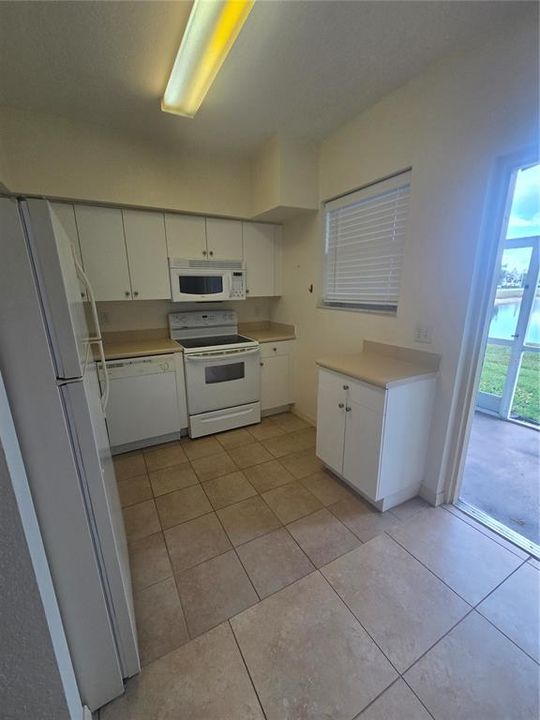 For Rent: $1,400 (2 beds, 2 baths, 932 Square Feet)