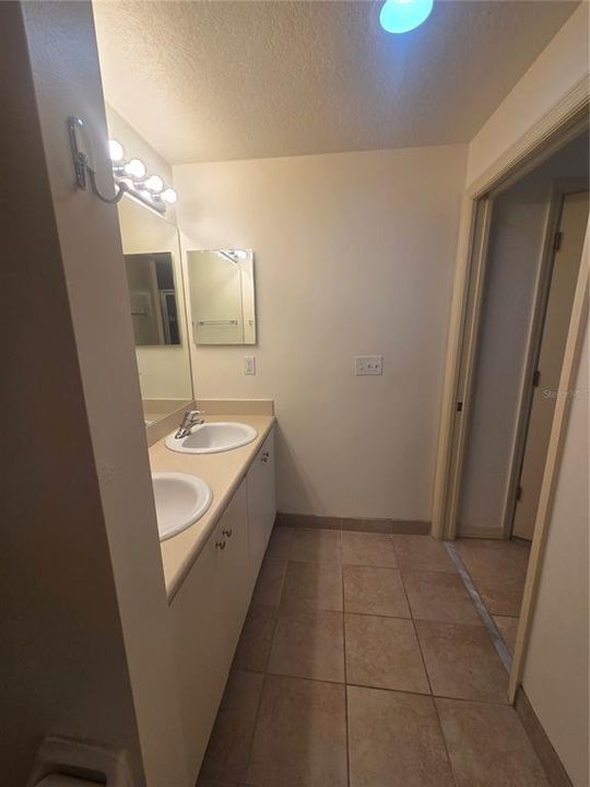 For Rent: $1,400 (2 beds, 2 baths, 932 Square Feet)