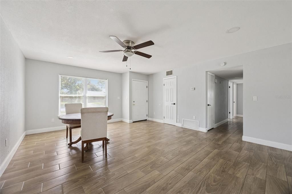 For Sale: $299,900 (3 beds, 2 baths, 1100 Square Feet)
