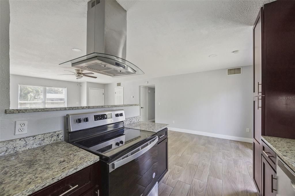 For Sale: $299,900 (3 beds, 2 baths, 1100 Square Feet)