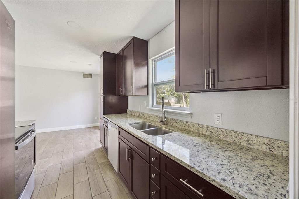 For Sale: $299,900 (3 beds, 2 baths, 1100 Square Feet)