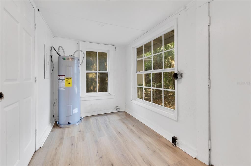 Active With Contract: $220,000 (4 beds, 1 baths, 1252 Square Feet)