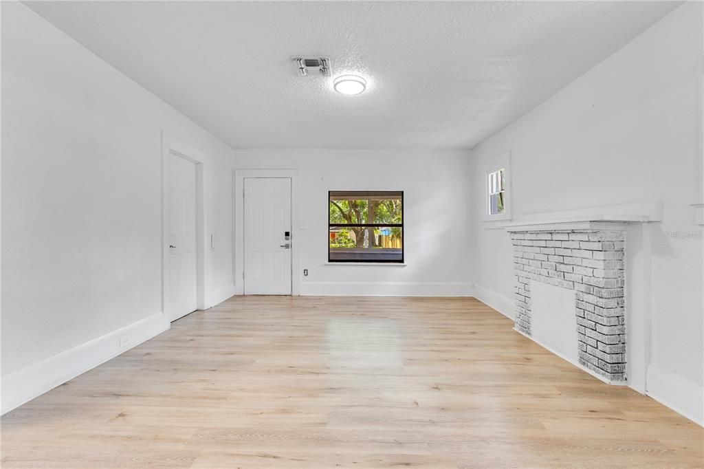 Active With Contract: $220,000 (4 beds, 1 baths, 1252 Square Feet)