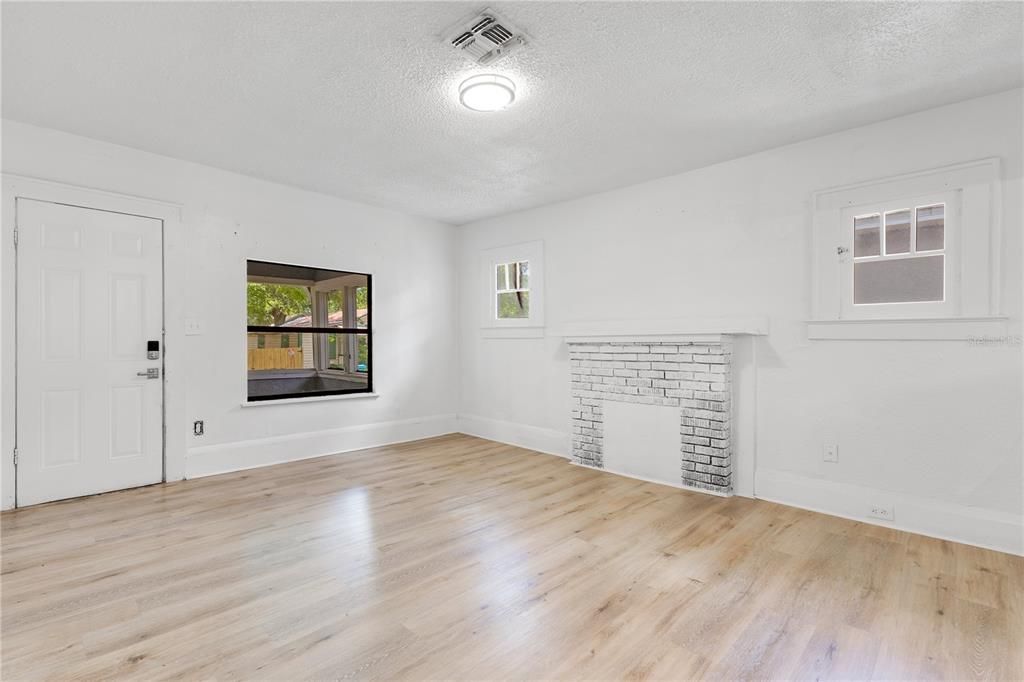 Active With Contract: $220,000 (4 beds, 1 baths, 1252 Square Feet)