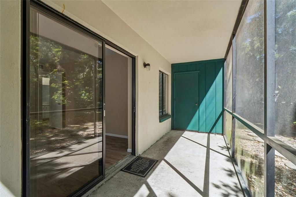 Active With Contract: $1,500 (2 beds, 2 baths, 906 Square Feet)