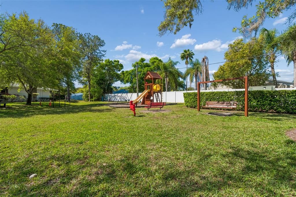 Active With Contract: $1,500 (2 beds, 2 baths, 906 Square Feet)