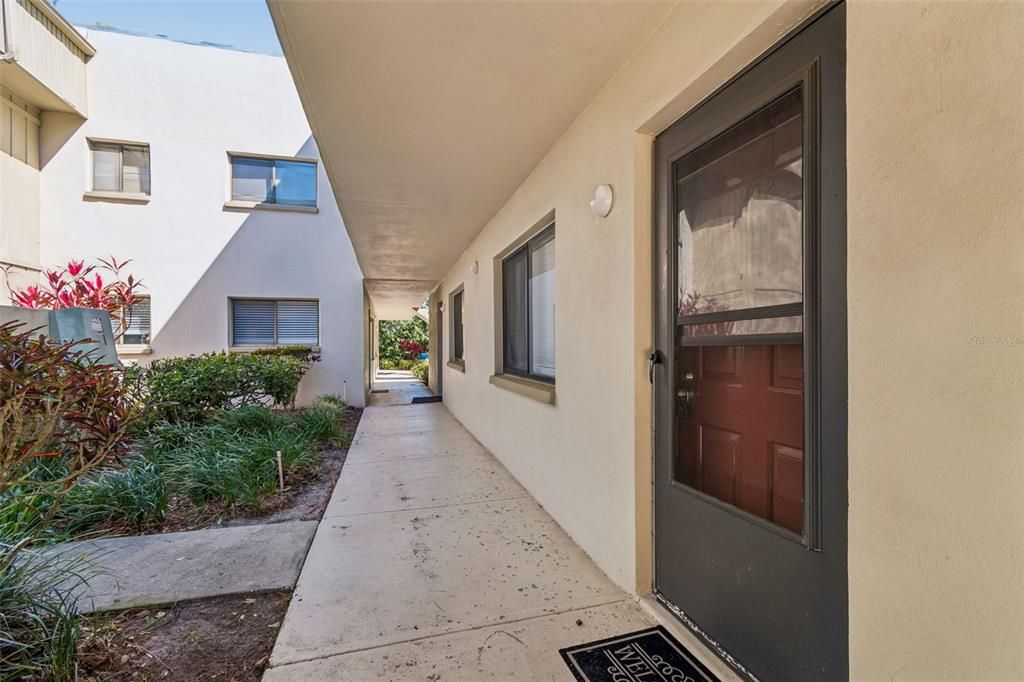 Active With Contract: $1,500 (2 beds, 2 baths, 906 Square Feet)
