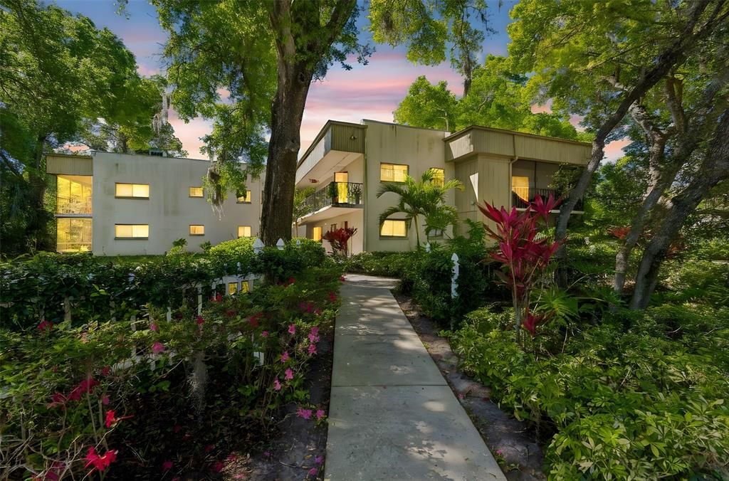 Active With Contract: $1,500 (2 beds, 2 baths, 906 Square Feet)