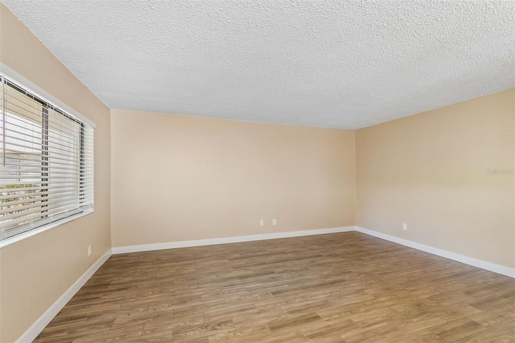 Active With Contract: $1,500 (2 beds, 2 baths, 906 Square Feet)