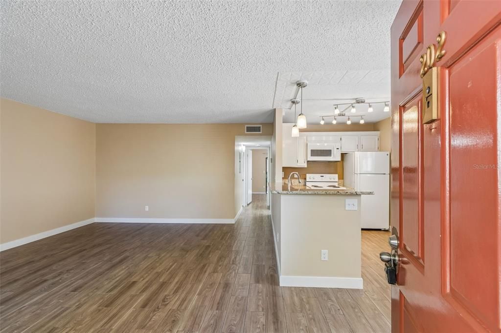 Active With Contract: $1,500 (2 beds, 2 baths, 906 Square Feet)