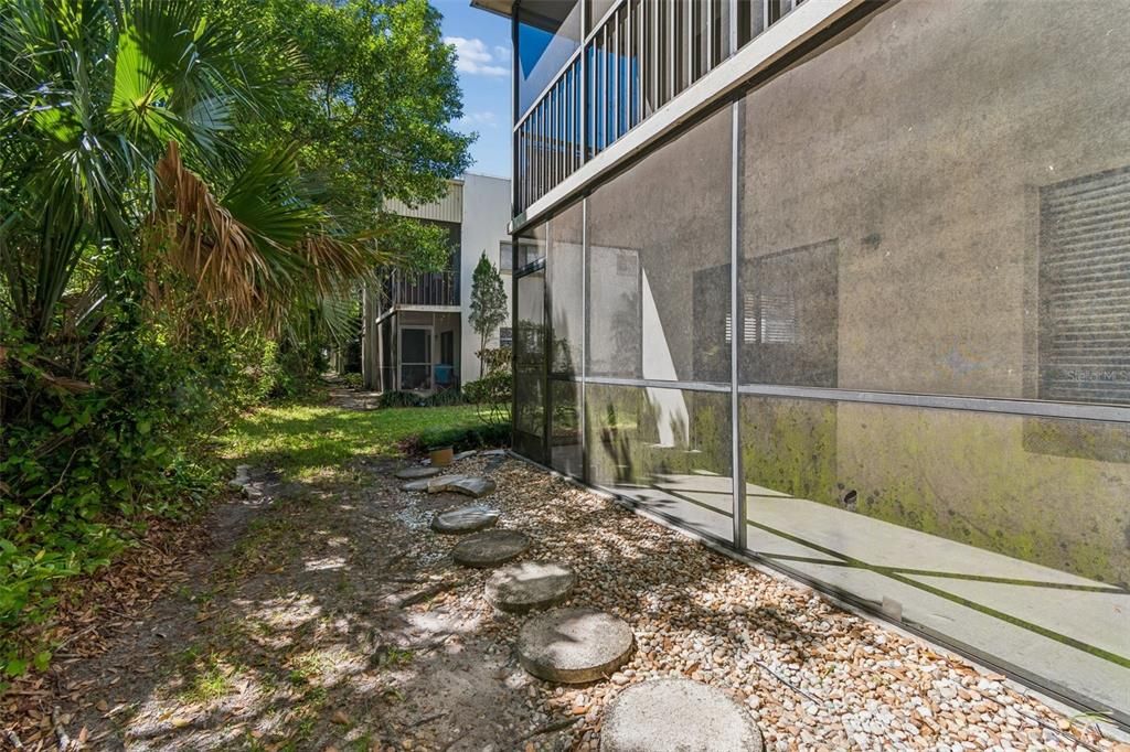 Active With Contract: $1,500 (2 beds, 2 baths, 906 Square Feet)