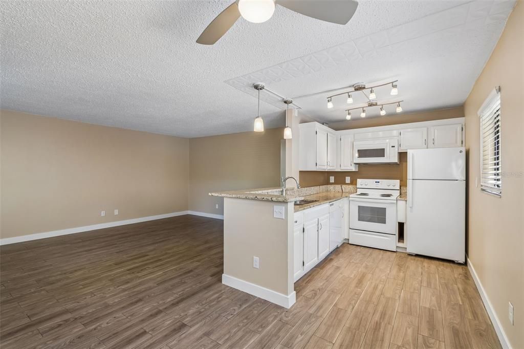 Active With Contract: $1,500 (2 beds, 2 baths, 906 Square Feet)