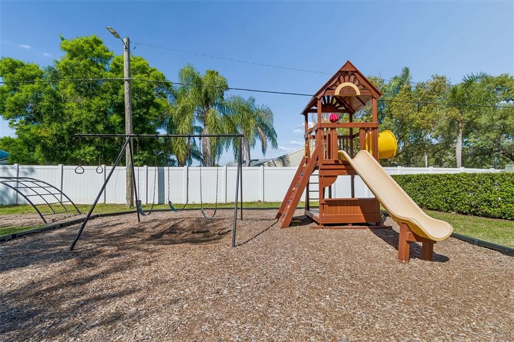 Active With Contract: $1,500 (2 beds, 2 baths, 906 Square Feet)
