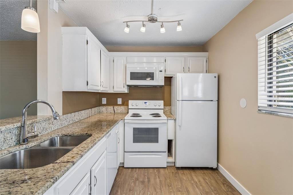 Active With Contract: $1,500 (2 beds, 2 baths, 906 Square Feet)