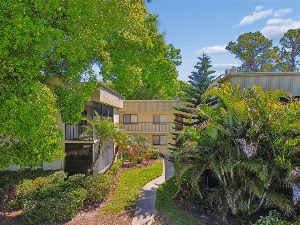 Active With Contract: $1,500 (2 beds, 2 baths, 906 Square Feet)