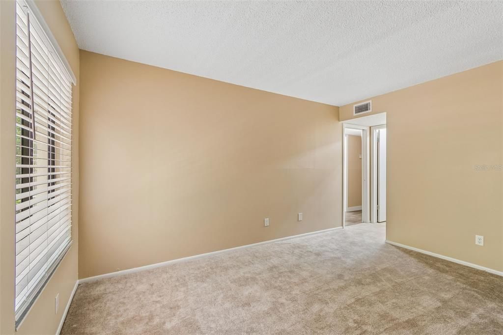 Active With Contract: $1,500 (2 beds, 2 baths, 906 Square Feet)