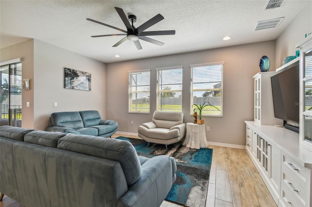 Activo con contrato: $725,000 (4 camas, 4 baños, 2967 Pies cuadrados)