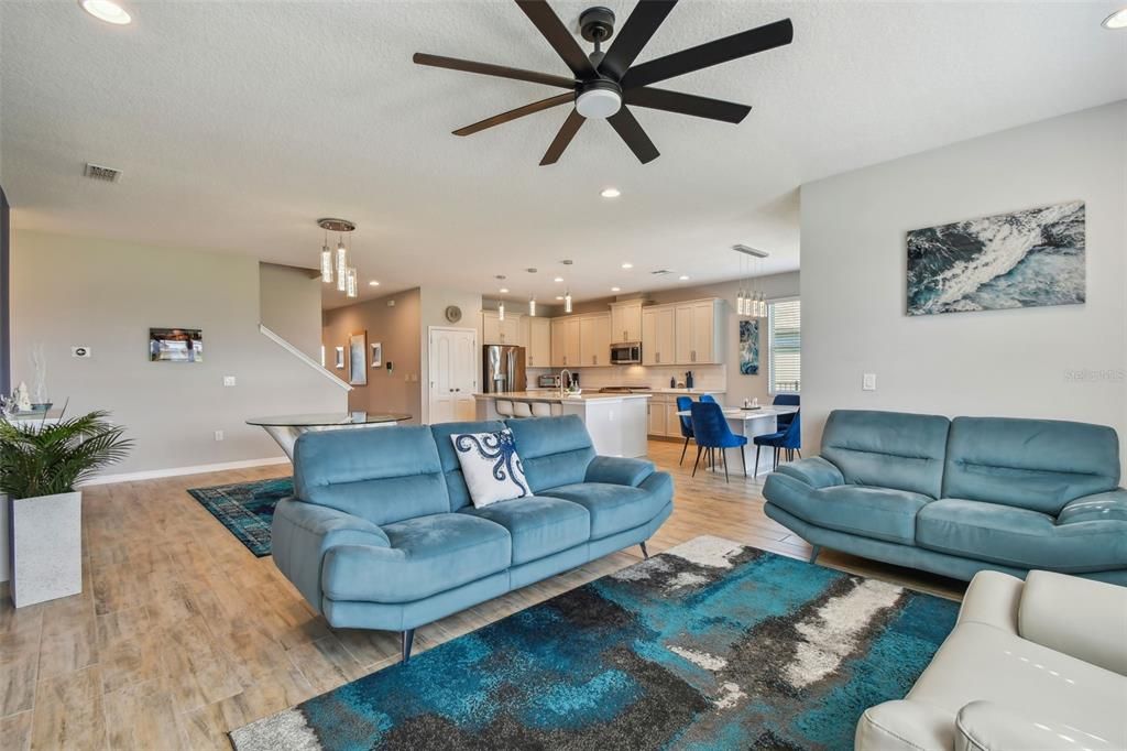 Activo con contrato: $725,000 (4 camas, 4 baños, 2967 Pies cuadrados)