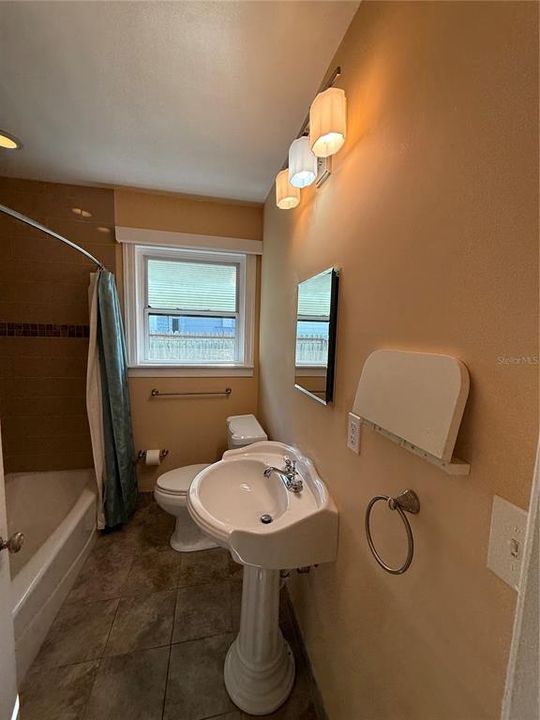 Activo con contrato: $348,500 (3 camas, 2 baños, 1283 Pies cuadrados)