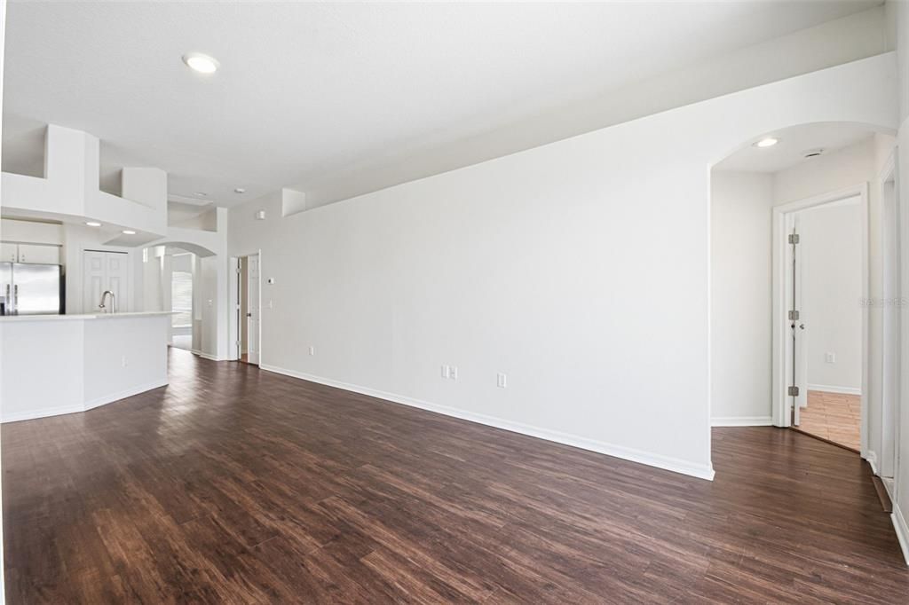 Activo con contrato: $374,900 (4 camas, 2 baños, 2060 Pies cuadrados)