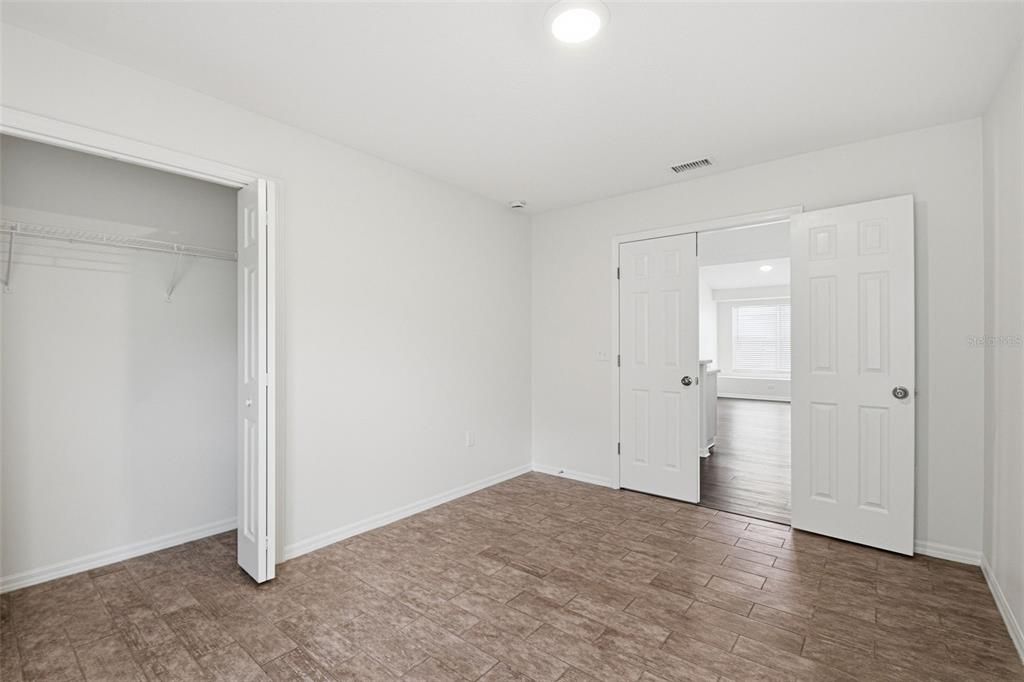 Activo con contrato: $374,900 (4 camas, 2 baños, 2060 Pies cuadrados)
