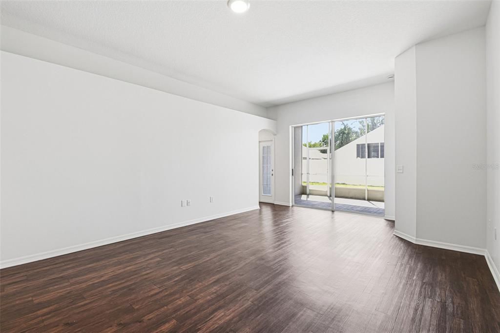 Activo con contrato: $374,900 (4 camas, 2 baños, 2060 Pies cuadrados)