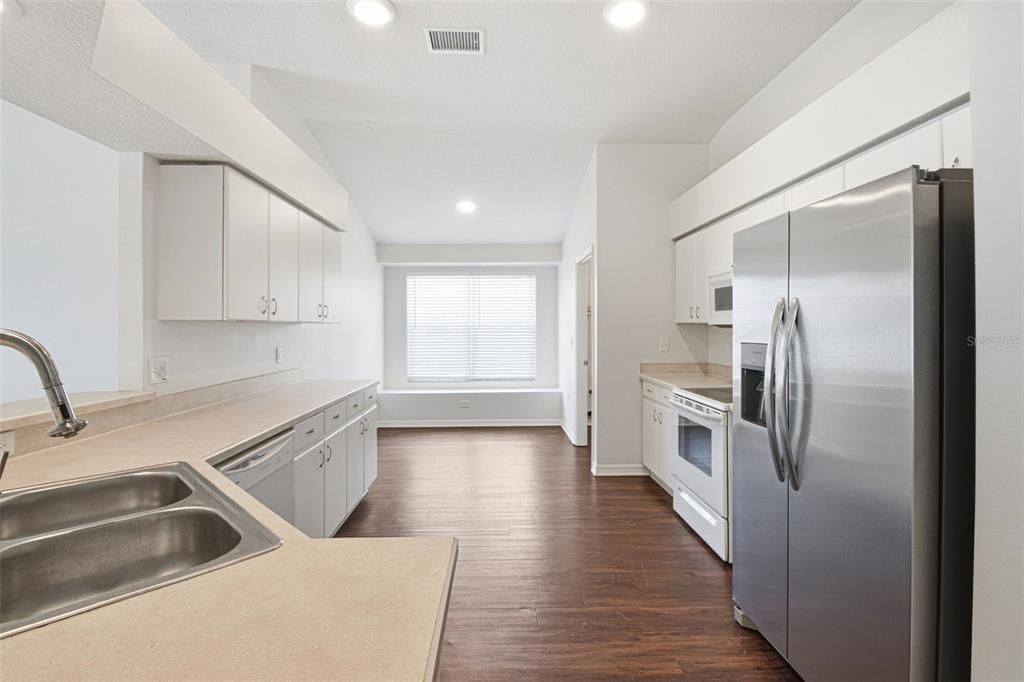 Activo con contrato: $374,900 (4 camas, 2 baños, 2060 Pies cuadrados)