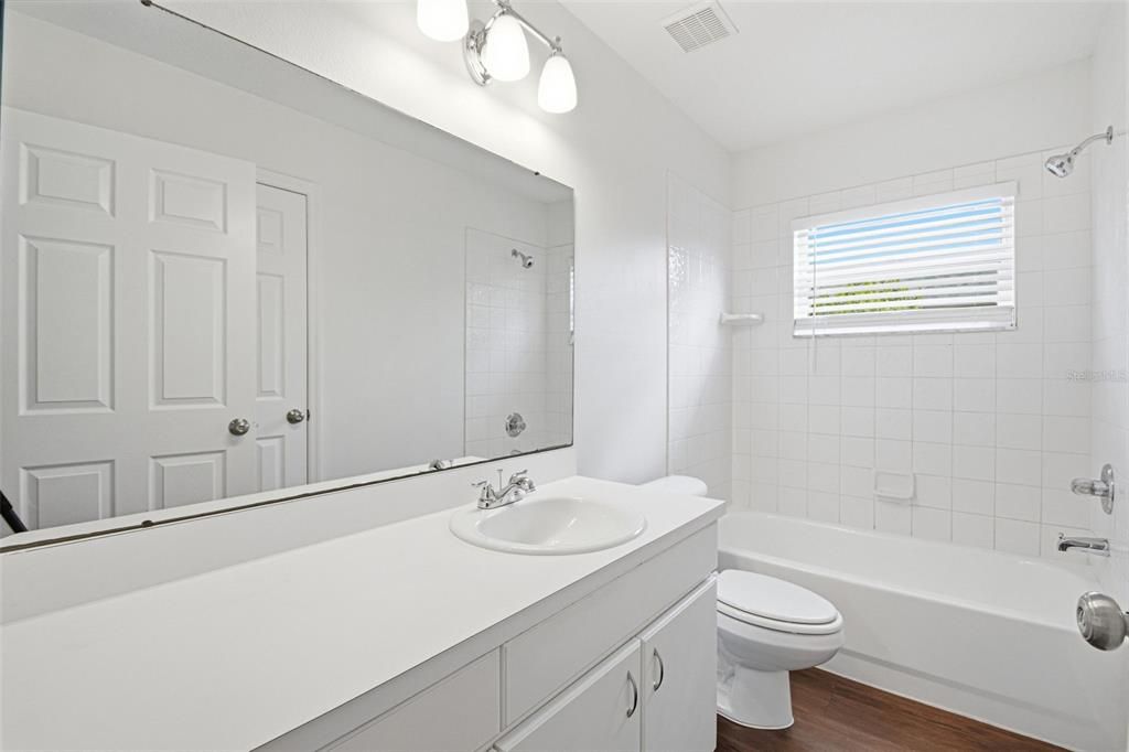 Activo con contrato: $374,900 (4 camas, 2 baños, 2060 Pies cuadrados)