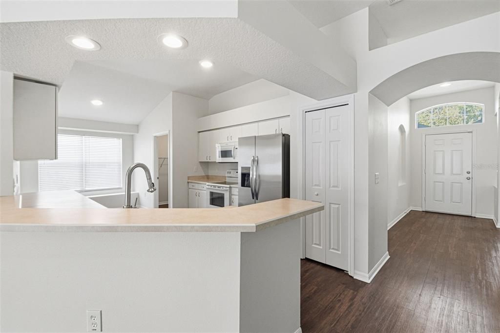 Activo con contrato: $374,900 (4 camas, 2 baños, 2060 Pies cuadrados)