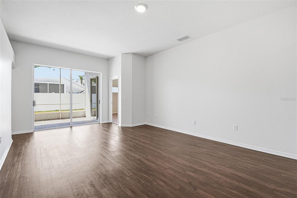 Activo con contrato: $374,900 (4 camas, 2 baños, 2060 Pies cuadrados)