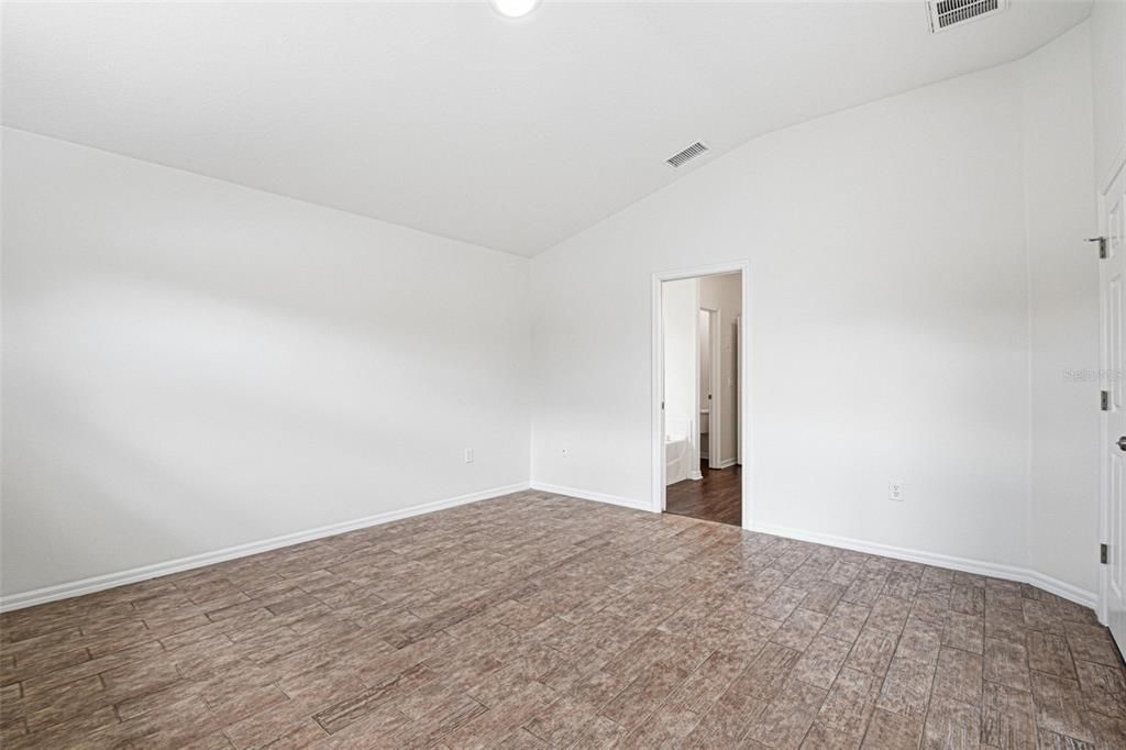 Activo con contrato: $374,900 (4 camas, 2 baños, 2060 Pies cuadrados)