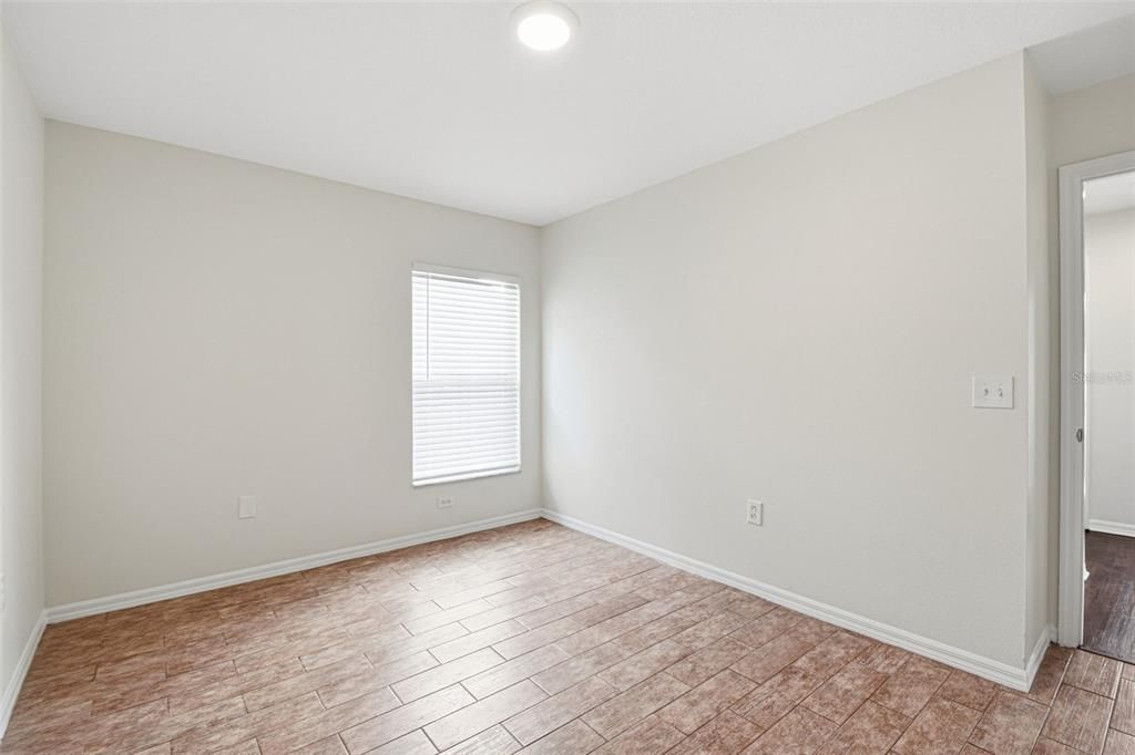 Activo con contrato: $374,900 (4 camas, 2 baños, 2060 Pies cuadrados)