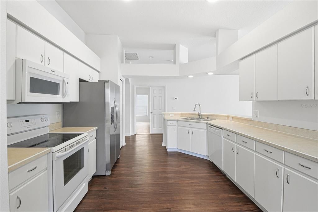 Activo con contrato: $374,900 (4 camas, 2 baños, 2060 Pies cuadrados)