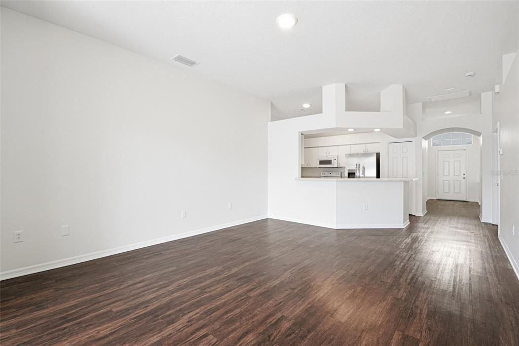 Activo con contrato: $374,900 (4 camas, 2 baños, 2060 Pies cuadrados)