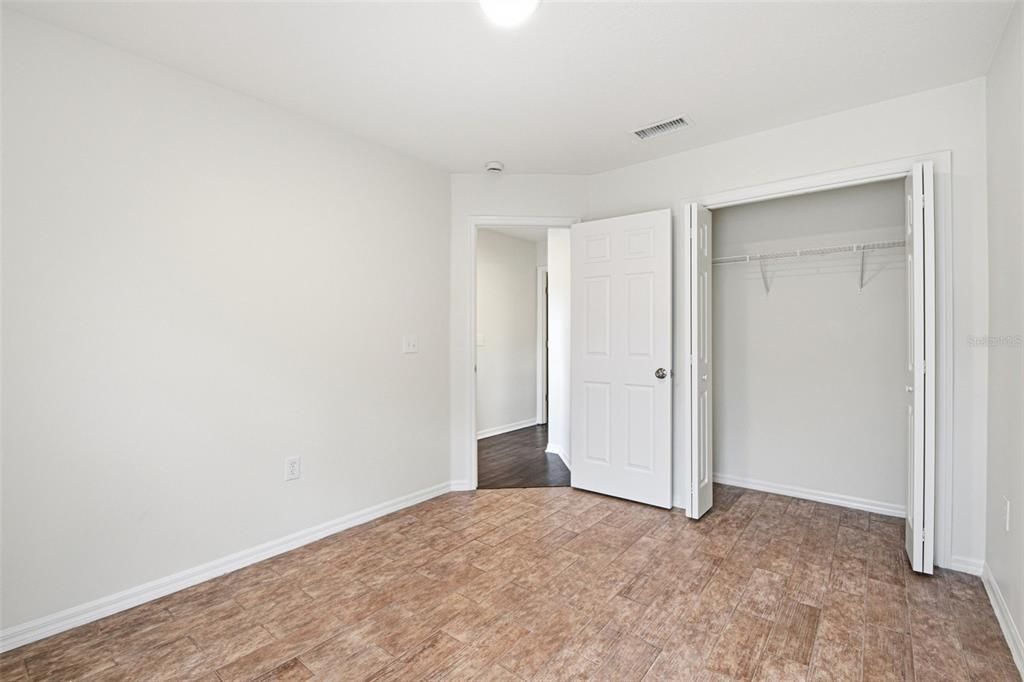 Activo con contrato: $374,900 (4 camas, 2 baños, 2060 Pies cuadrados)