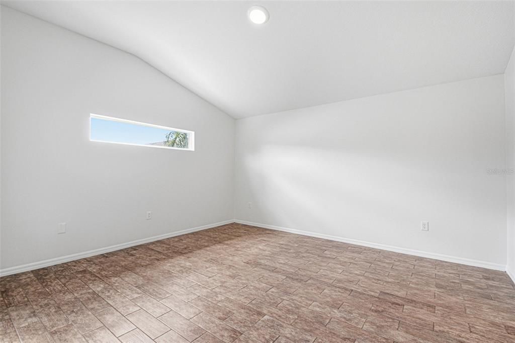 Activo con contrato: $374,900 (4 camas, 2 baños, 2060 Pies cuadrados)