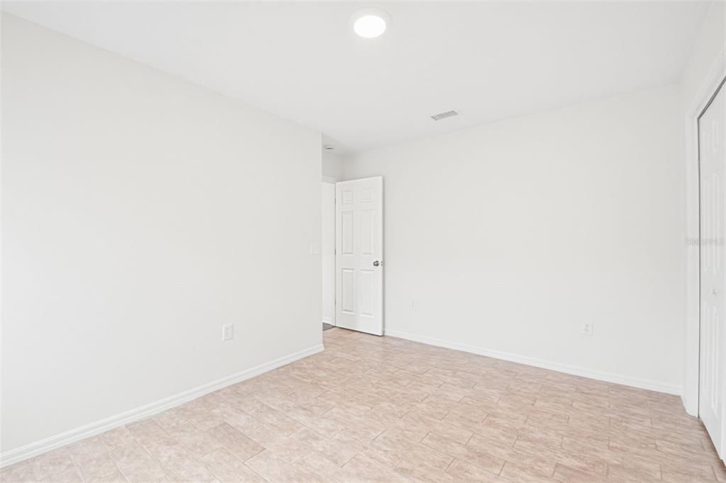 Activo con contrato: $374,900 (4 camas, 2 baños, 2060 Pies cuadrados)