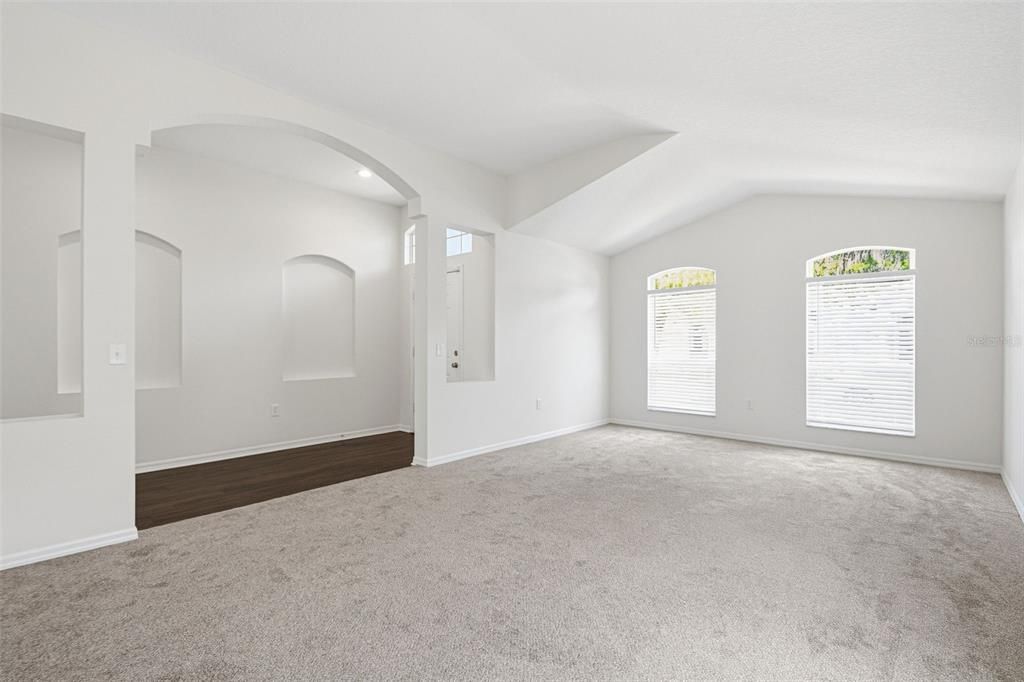 Activo con contrato: $374,900 (4 camas, 2 baños, 2060 Pies cuadrados)