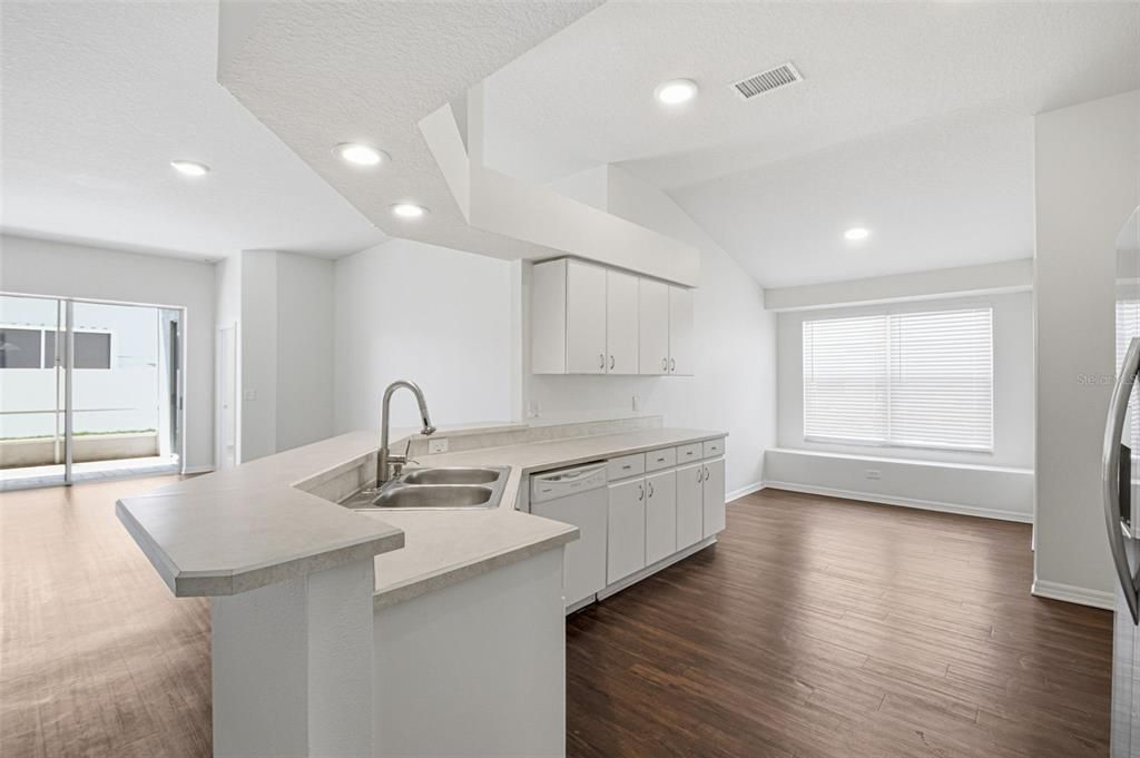 Activo con contrato: $374,900 (4 camas, 2 baños, 2060 Pies cuadrados)