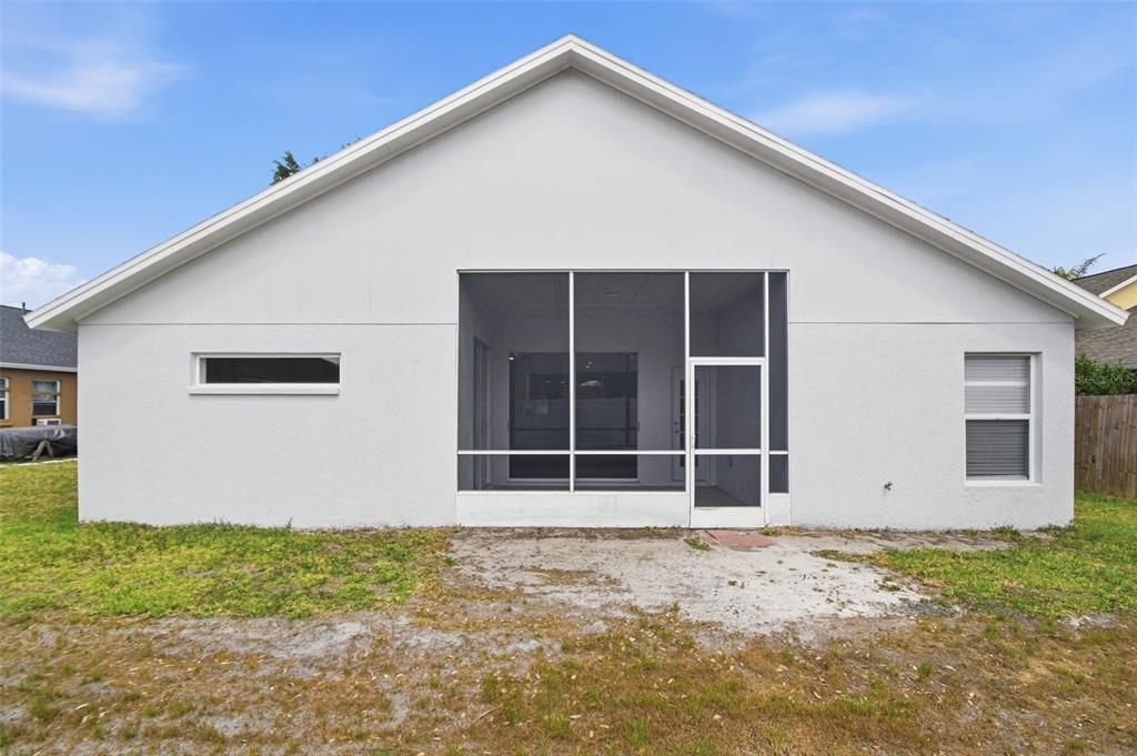 Activo con contrato: $374,900 (4 camas, 2 baños, 2060 Pies cuadrados)