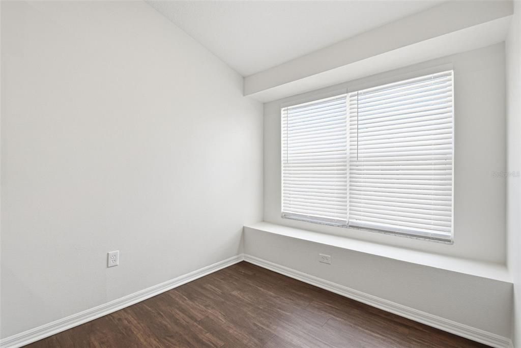 Activo con contrato: $374,900 (4 camas, 2 baños, 2060 Pies cuadrados)