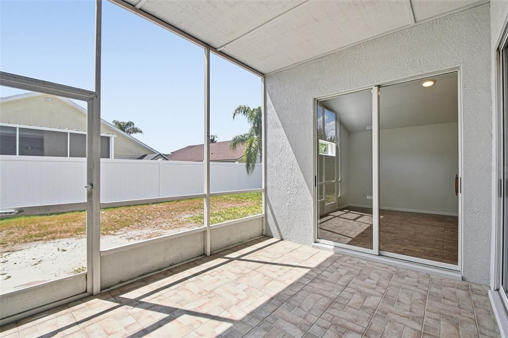 Activo con contrato: $374,900 (4 camas, 2 baños, 2060 Pies cuadrados)