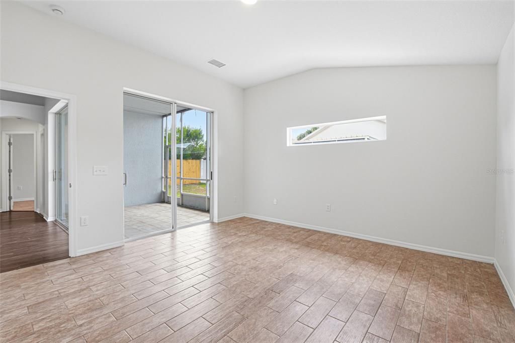 Activo con contrato: $374,900 (4 camas, 2 baños, 2060 Pies cuadrados)