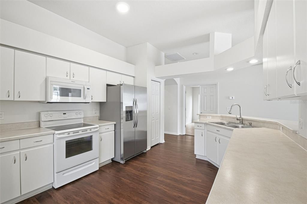 Activo con contrato: $374,900 (4 camas, 2 baños, 2060 Pies cuadrados)