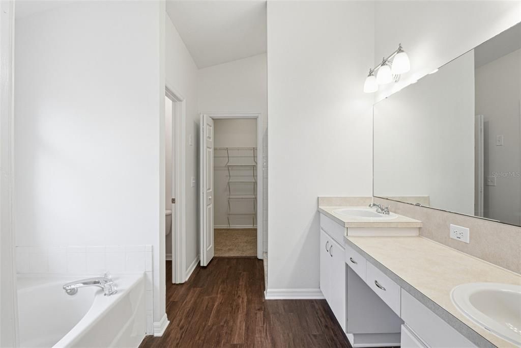 Activo con contrato: $374,900 (4 camas, 2 baños, 2060 Pies cuadrados)