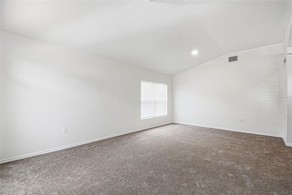 Activo con contrato: $374,900 (4 camas, 2 baños, 2060 Pies cuadrados)