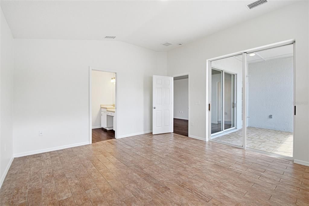 Activo con contrato: $374,900 (4 camas, 2 baños, 2060 Pies cuadrados)