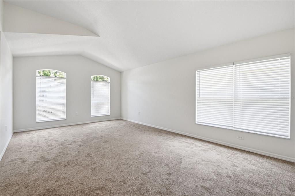 Activo con contrato: $374,900 (4 camas, 2 baños, 2060 Pies cuadrados)
